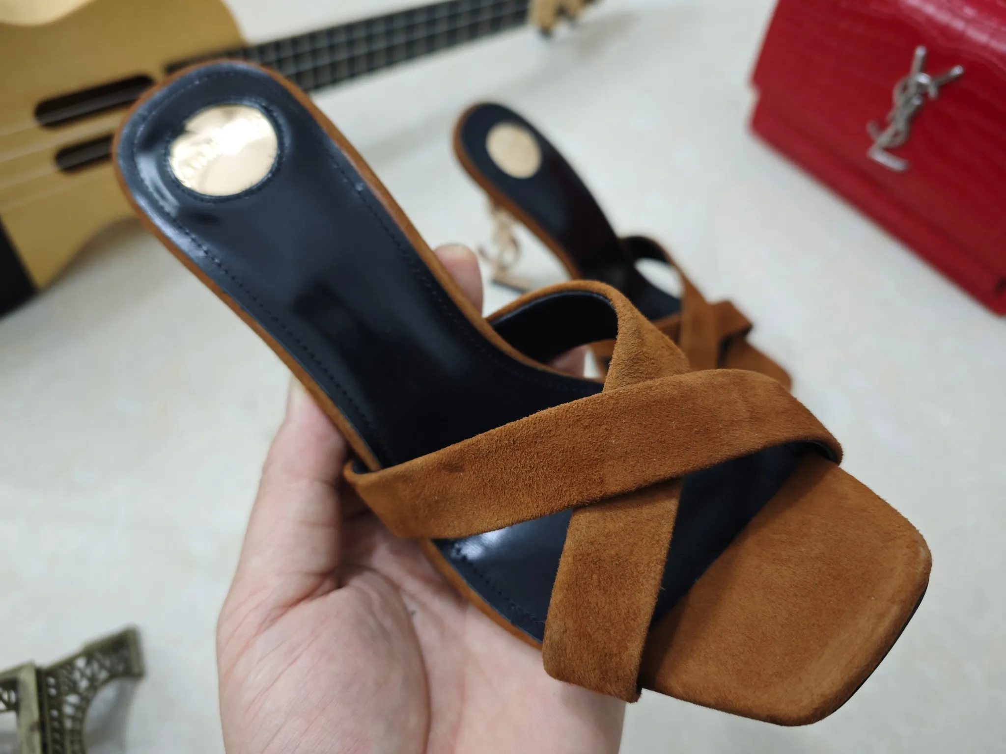 👟👟Ex-factory price 540👟👟【Saint Laurent】Yves Saint Laurent, high-heeled YSL high heels💃2025 early spring counter synchronizes the latest styles, YSL, decoration👠 Classic and high-quality glamorous masterpieces, the hottest autumn and winter series in the counter, with temperament, fashion, classic and attractive design style 😌The effect on the feet is particularly beautiful〰️, the materials are imported from Italy 🇮🇹 calf, imported black sheepskin, lining, and foot pads; sheepskin, stiletto high heels, size 35-41 (34.41.42 must be customized, non-refundable) outsole; imported genuine leather outsole, with full counter packaging